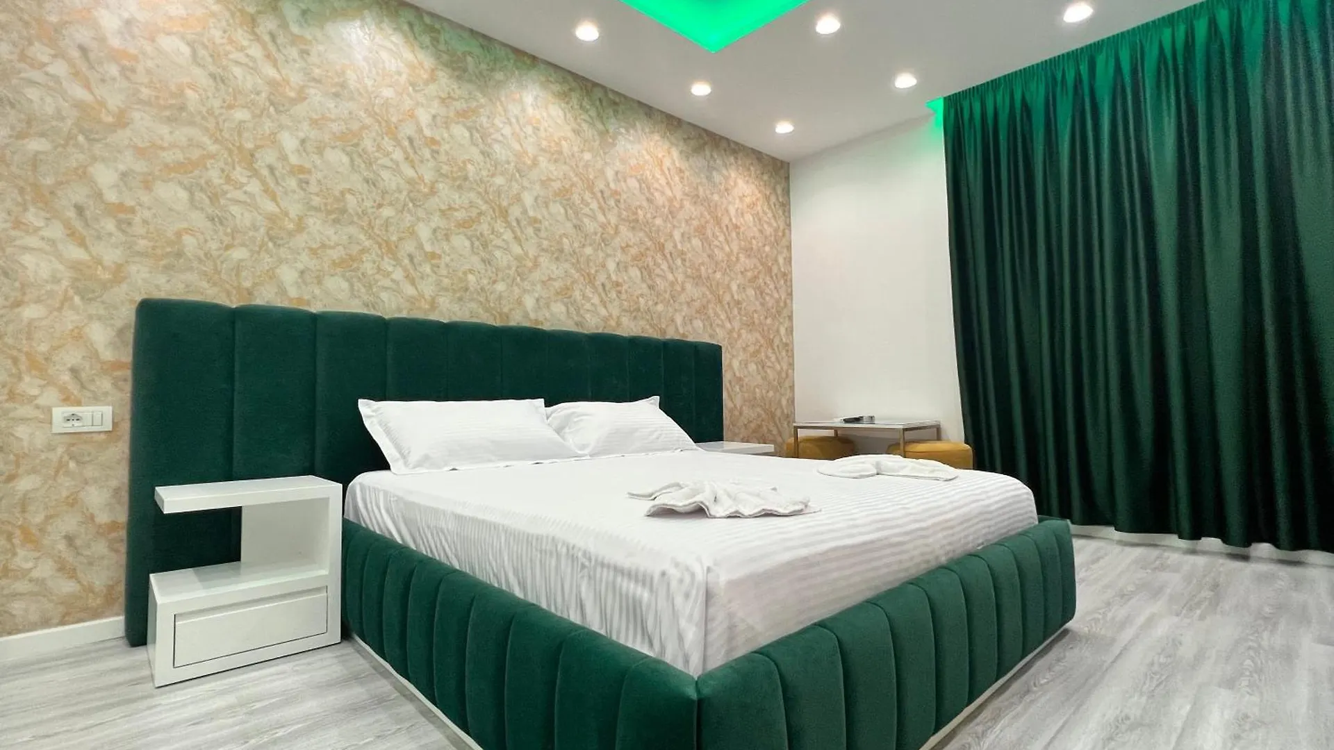Hotel Moonlight Fier 4*,  Albania